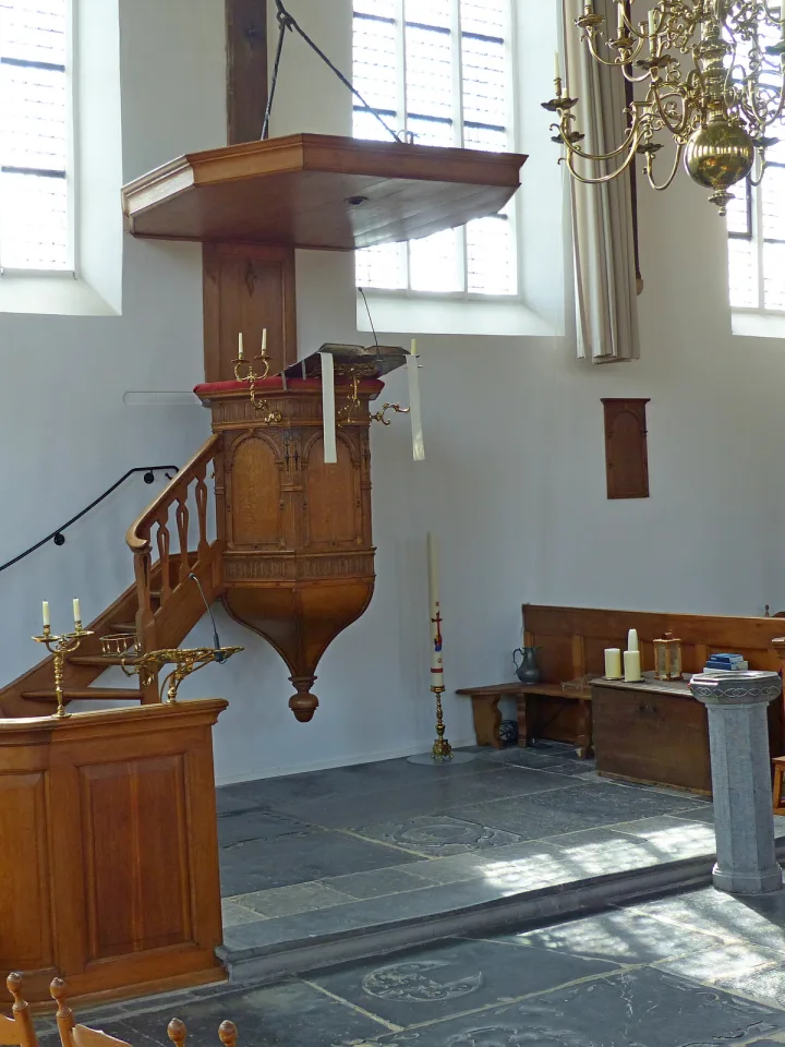 Preekstoel in Dorpskerk, Barendrecht