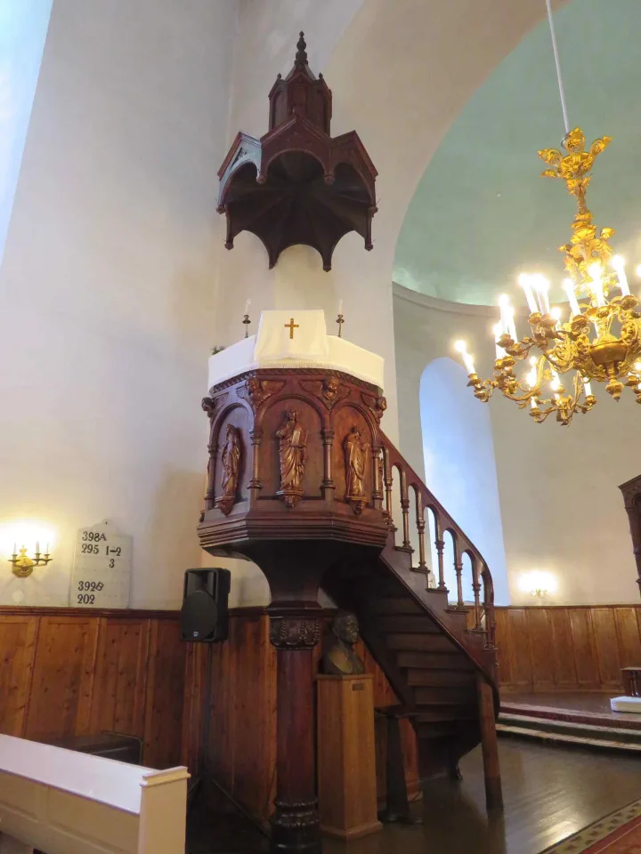 Preekstoel in St Nicholas church, Poltsamaa