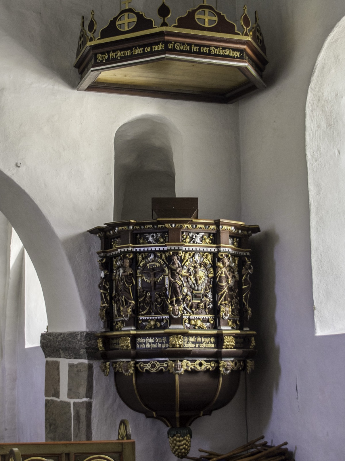 Pulpit at Oster Nykirke, Give