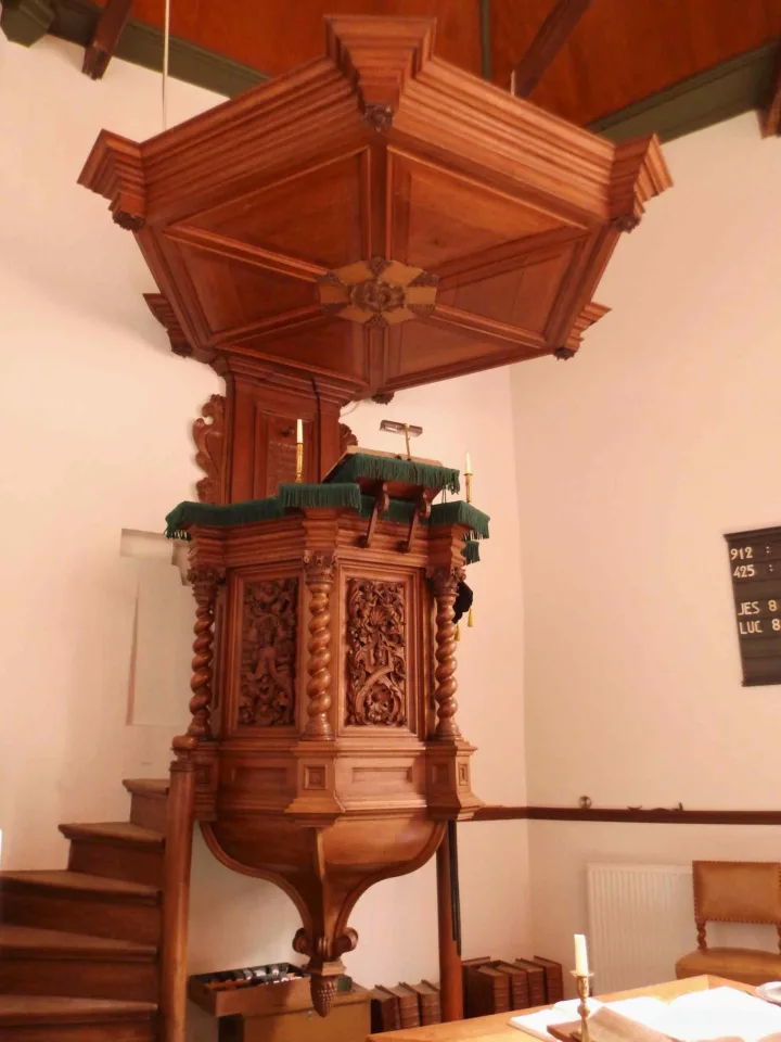 Preekstoel in Walburgakerk, Ried