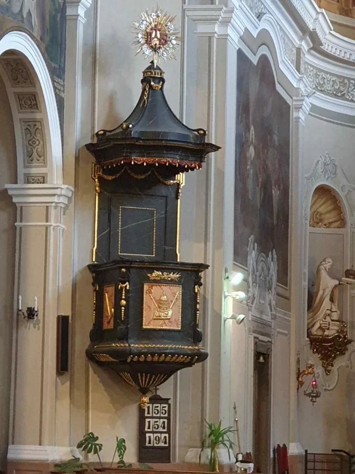Preekstoel in Urunk Szinevaltozasa Templom, Pecs