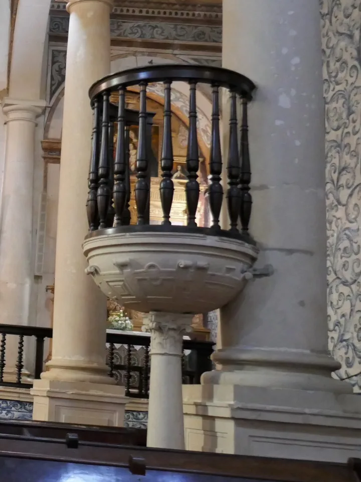 Preekstoel in Igreja de Santa Maria, Obidos
