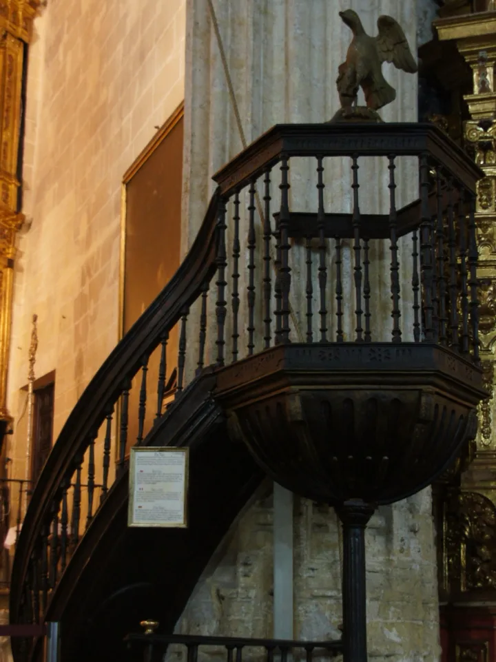 Preekstoel in Basilica Menor de Santa Maria de la Asuncion, Arcos de la Frontera