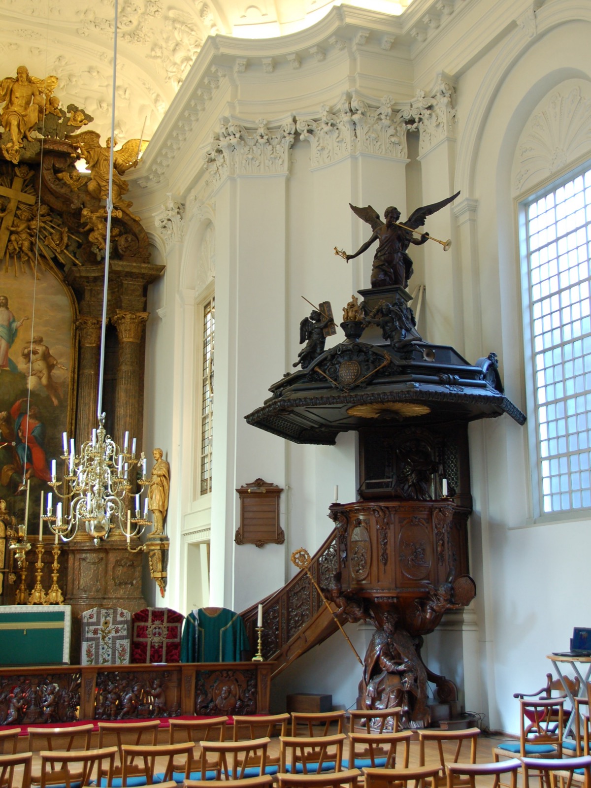 Preekstoel in H.H. Jacobus en Augustinuskerk, Den Haag