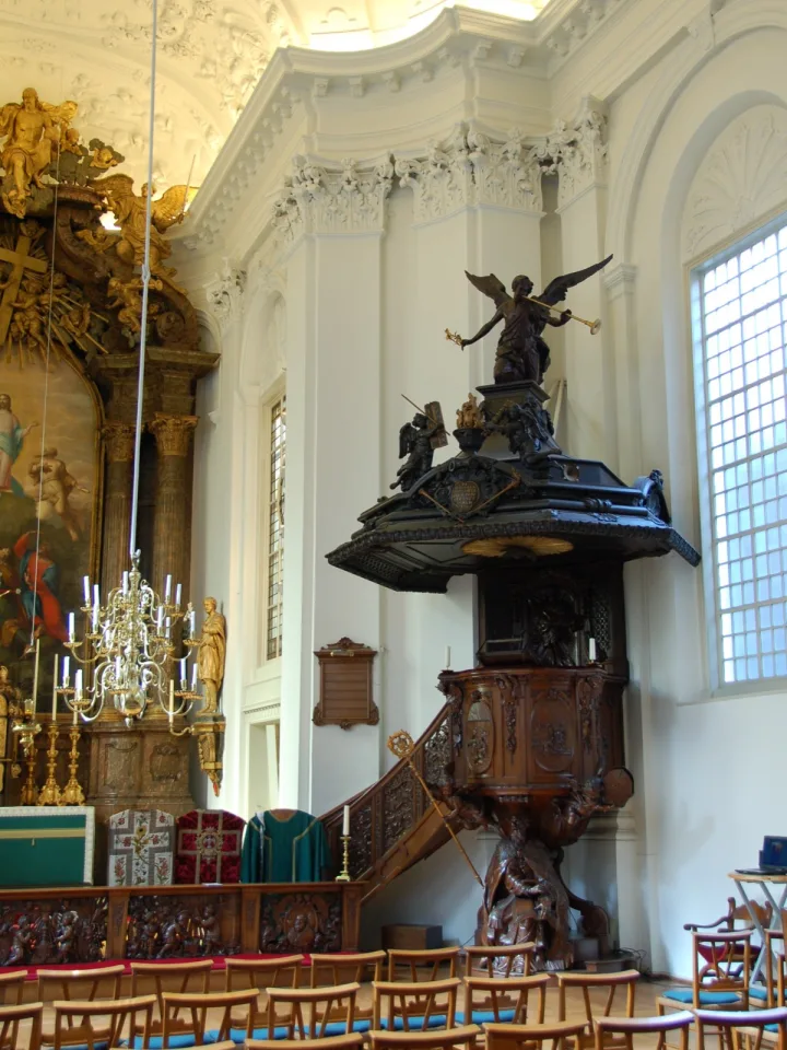 Preekstoel in H.H. Jacobus en Augustinuskerk, Den Haag