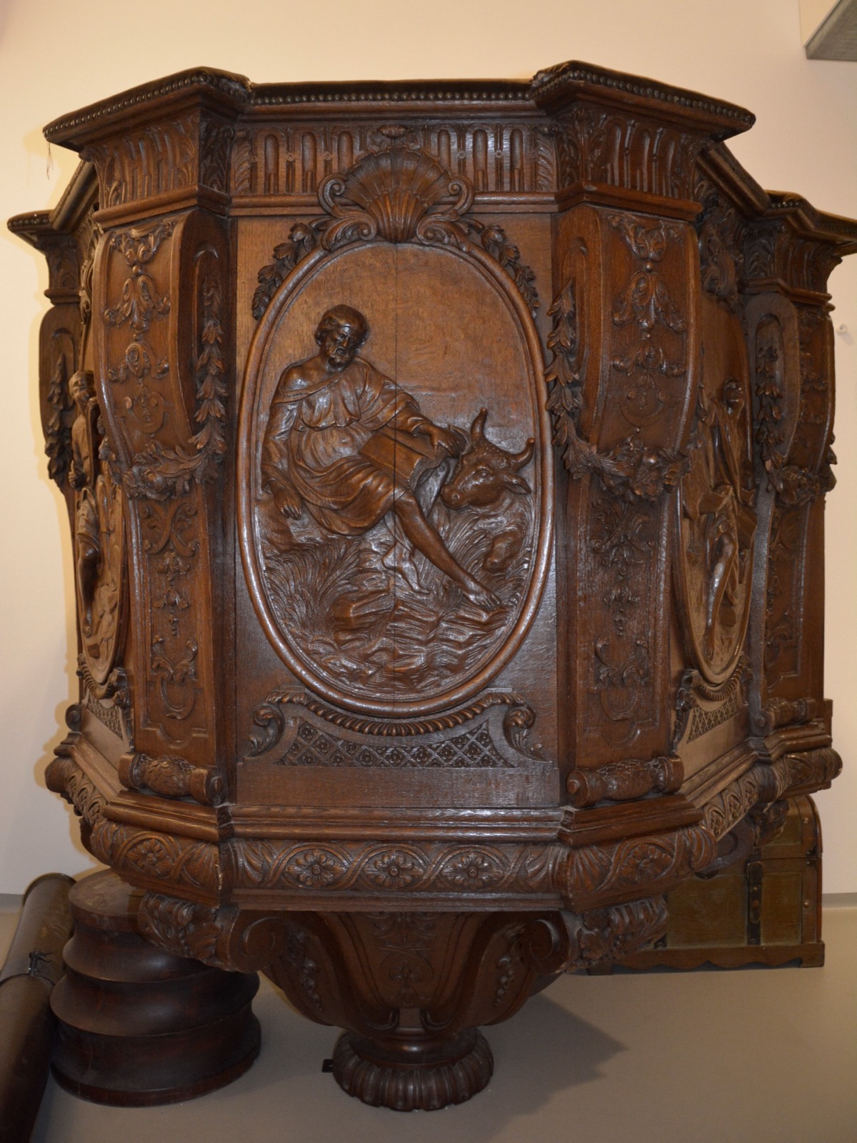 Preekstoel in Johannes de Doperkerk, Hoofddorp
