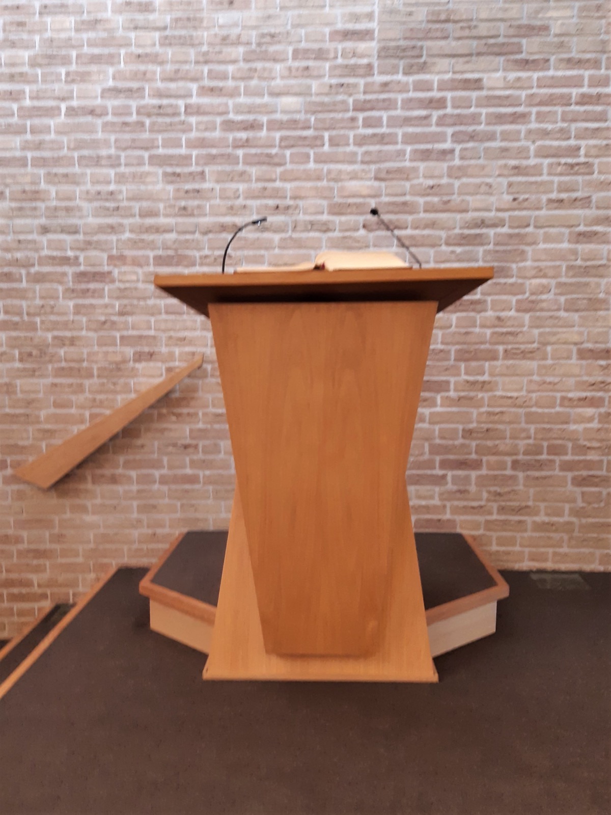 Preekstoel in Opstandingskerk, Houten