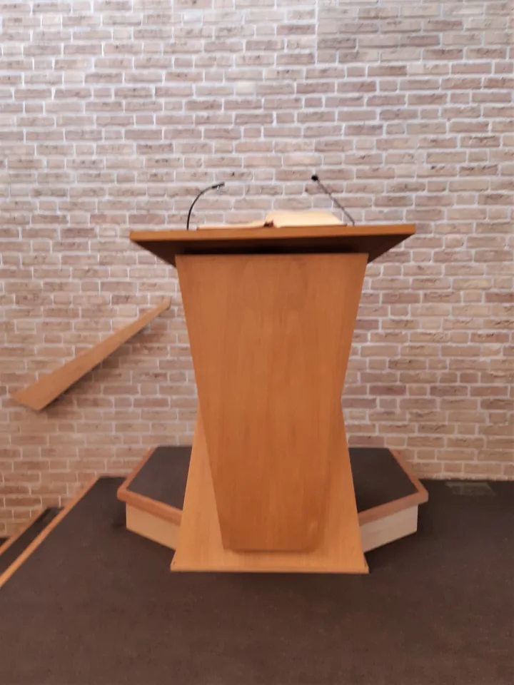Preekstoel in Opstandingskerk, Houten