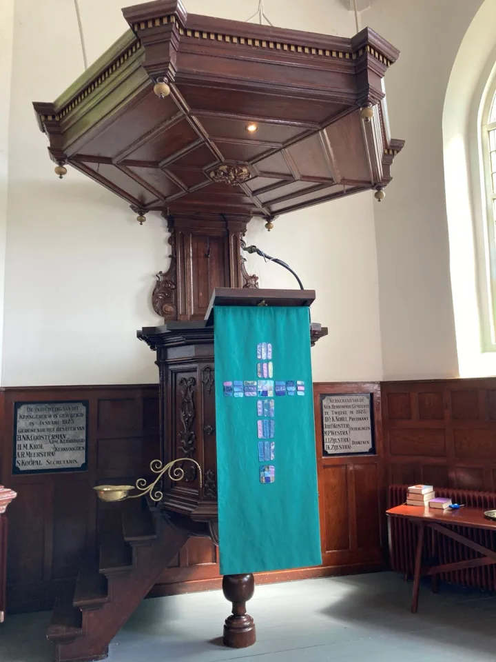 Preekstoel in Petruskerk, Twijzel
