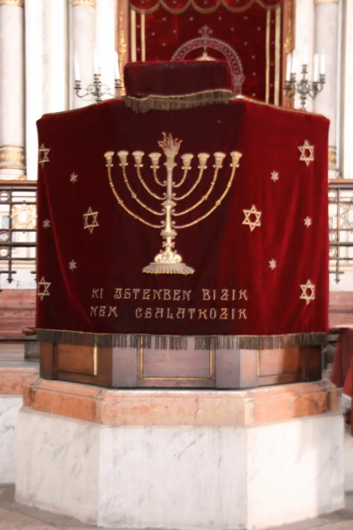 Preekstoel in Pecs Synagogue, Pecs