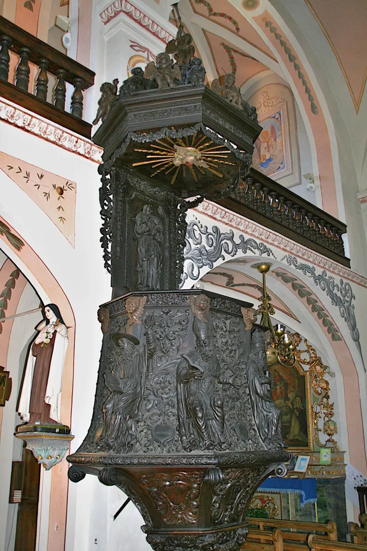 Preekstoel in Eglise Saint Maxime, Beaufort (Auvergne)