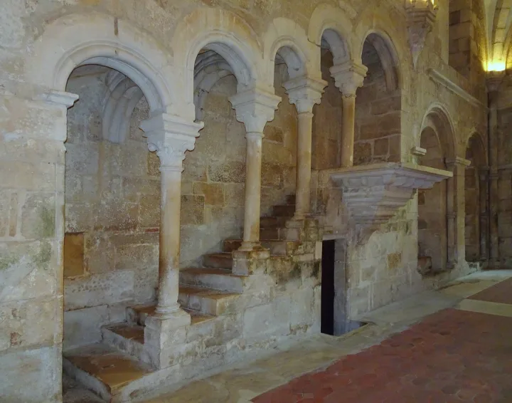 Preekstoel in Mosteiro de Santa Maria de Alcobaca, Alcobaca