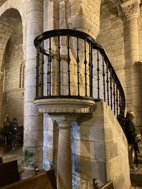 Preekstoel in Colegiata de Santa Juliana, Santillana