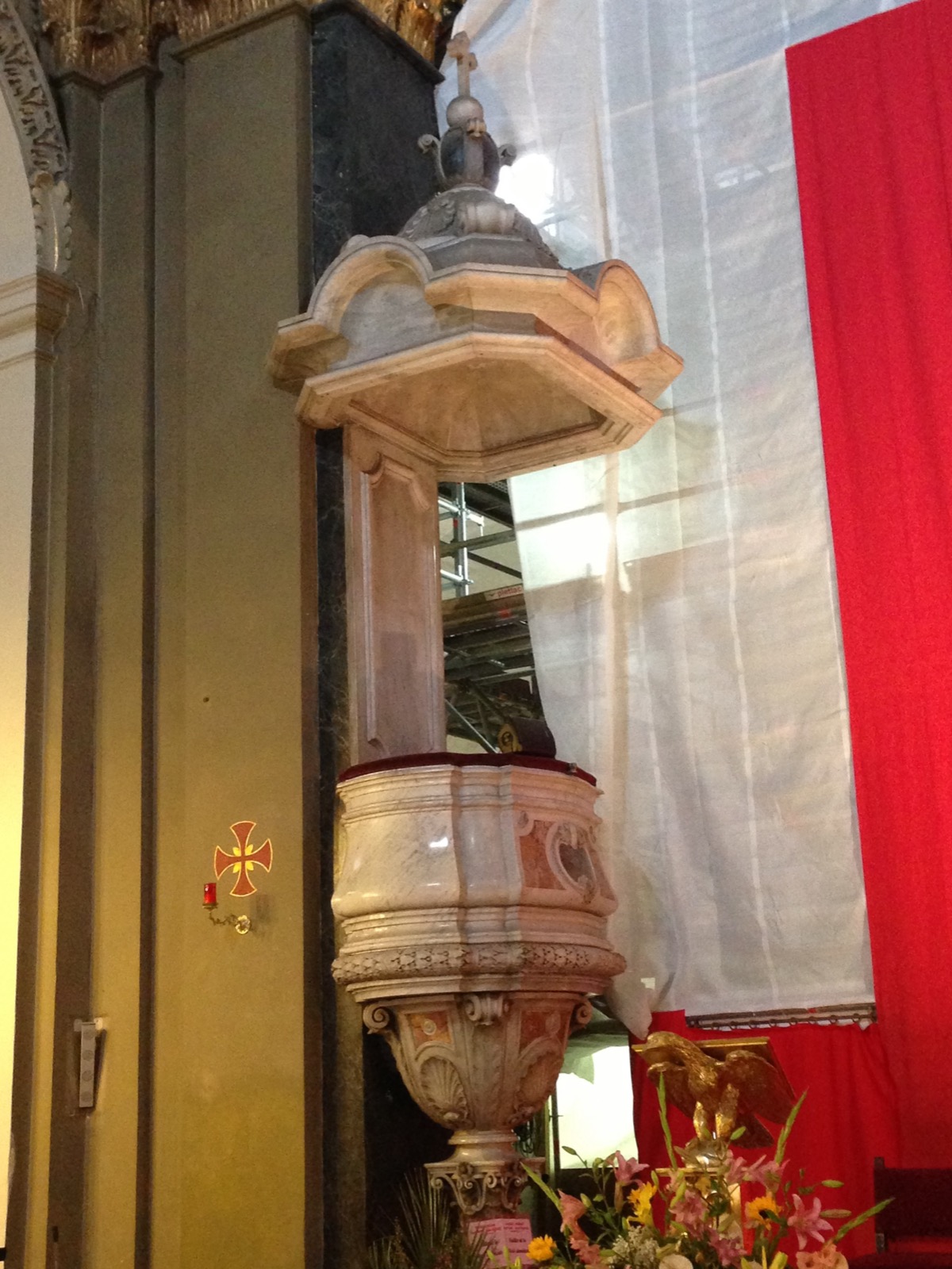 Preekstoel in Basilique Notre-Dame de l Assomption, Nice