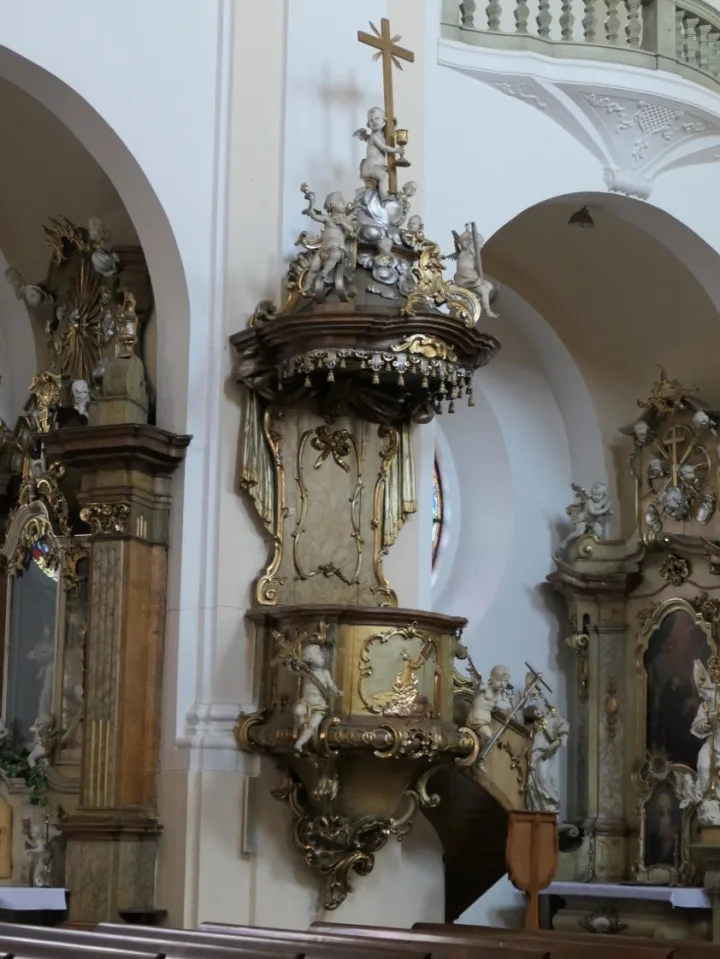 Preekstoel in Kostel Narozeni Panny Marie, Trutnov