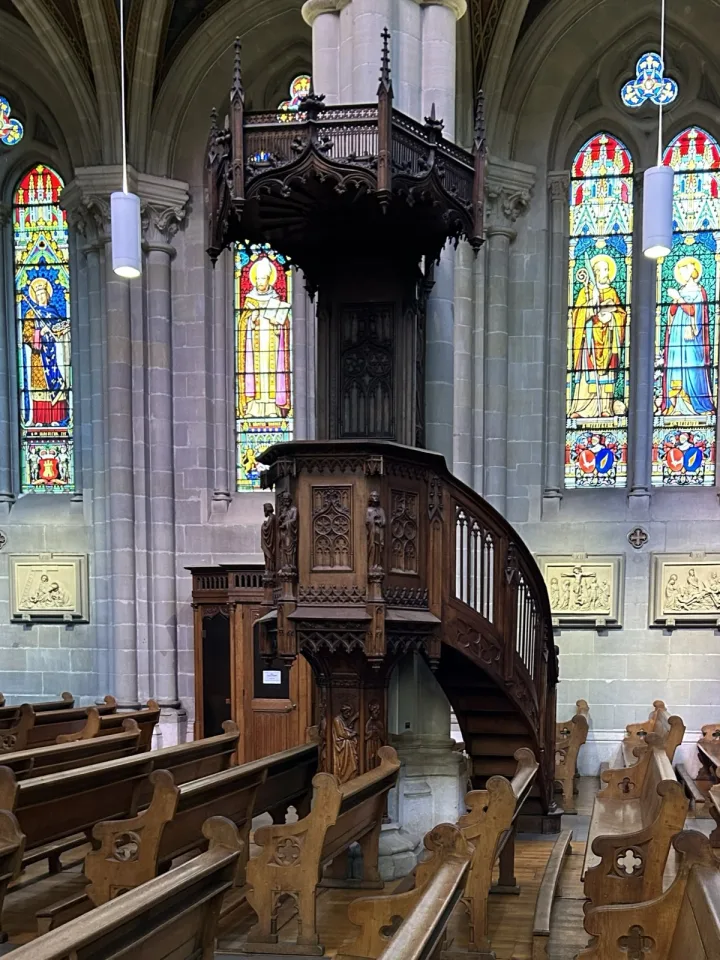 Preekstoel in Basilique Notre-Dame de Geneve, Geneve