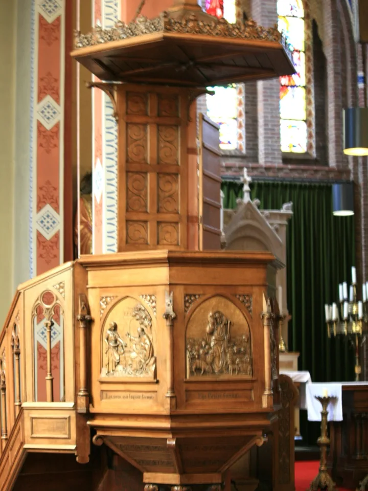 Preekstoel in Maria ten Hemelopneming, Veendam