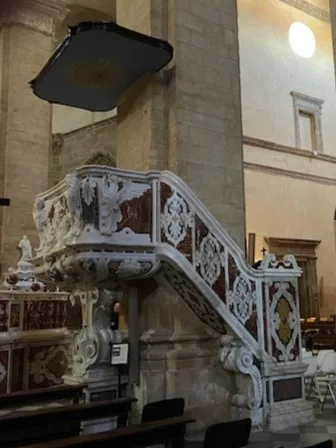 Preekstoel in Cattedrale di Santa Maria del Immacolata, Alghero