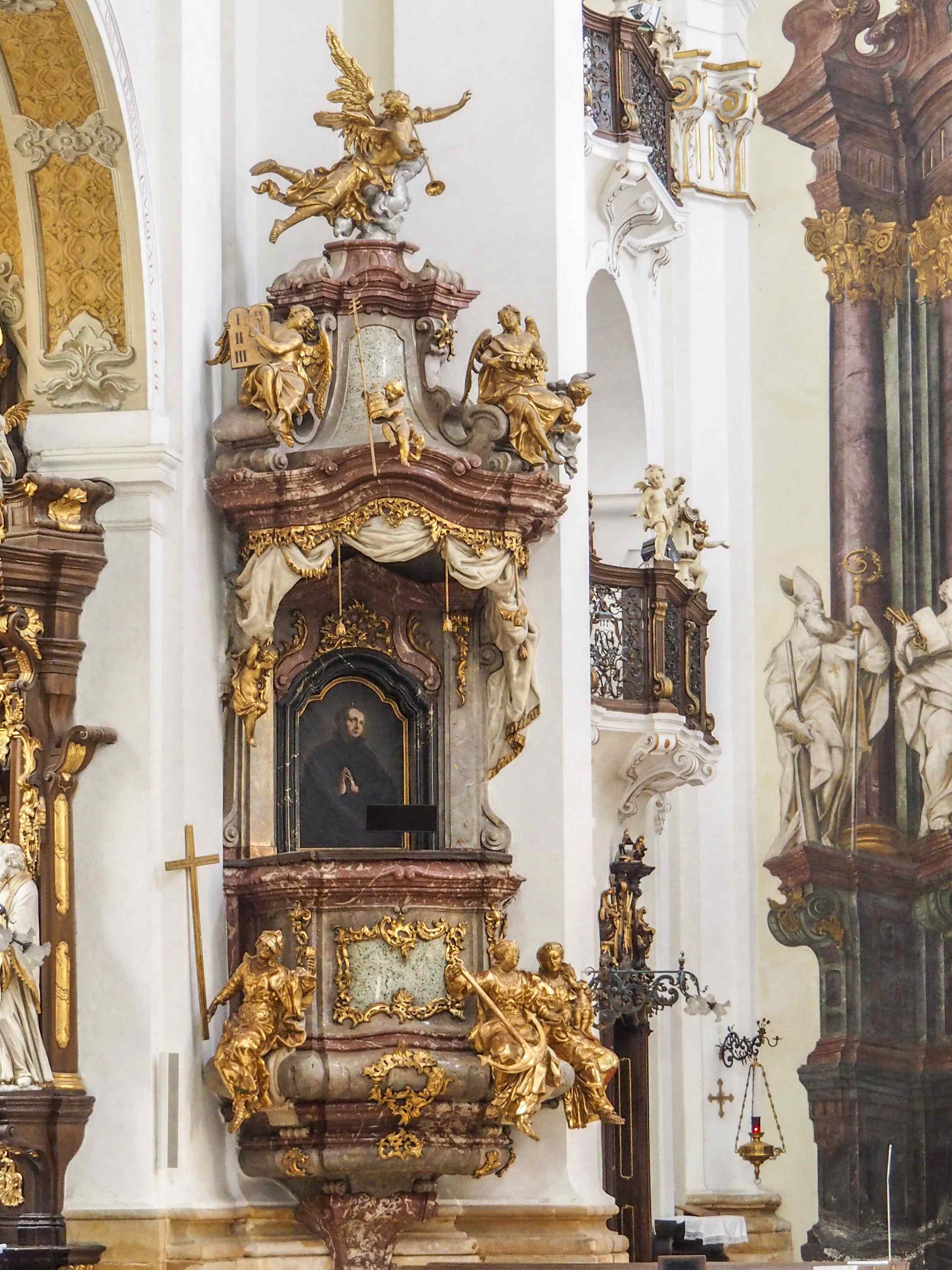 Preekstoel in Kostel Nanebevzeti Panny Marie, Hradec Kralove