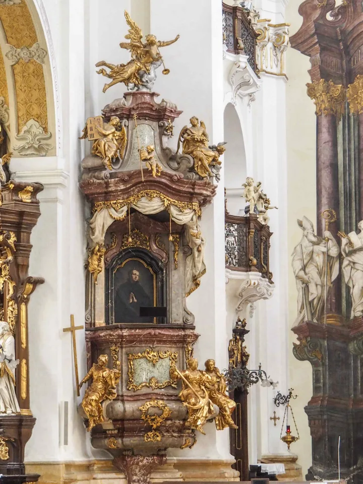 Preekstoel in Kostel Nanebevzeti Panny Marie, Hradec Kralove