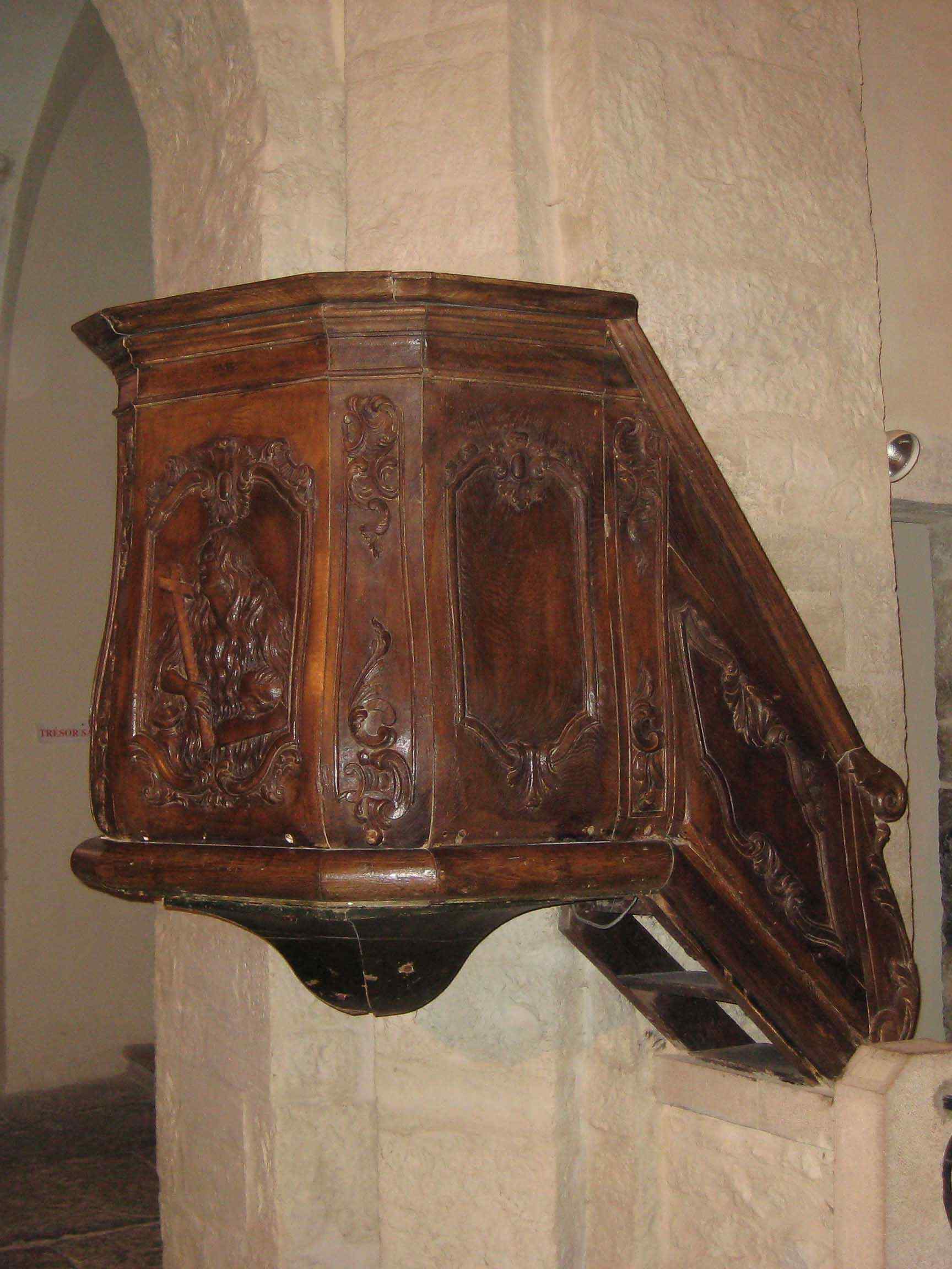 Preekstoel in Eglise Saint-Pierre, Chateau Chalon