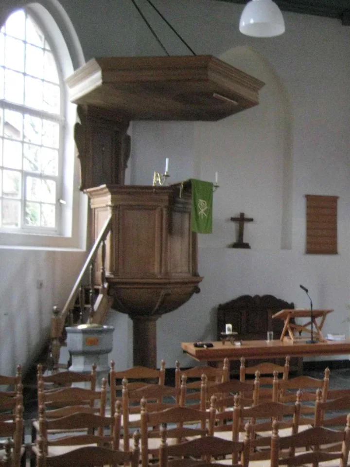 Preekstoel in PKN kerk, Engelen