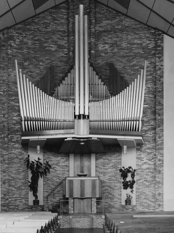Preekstoel in Kruiskerk, Huizen