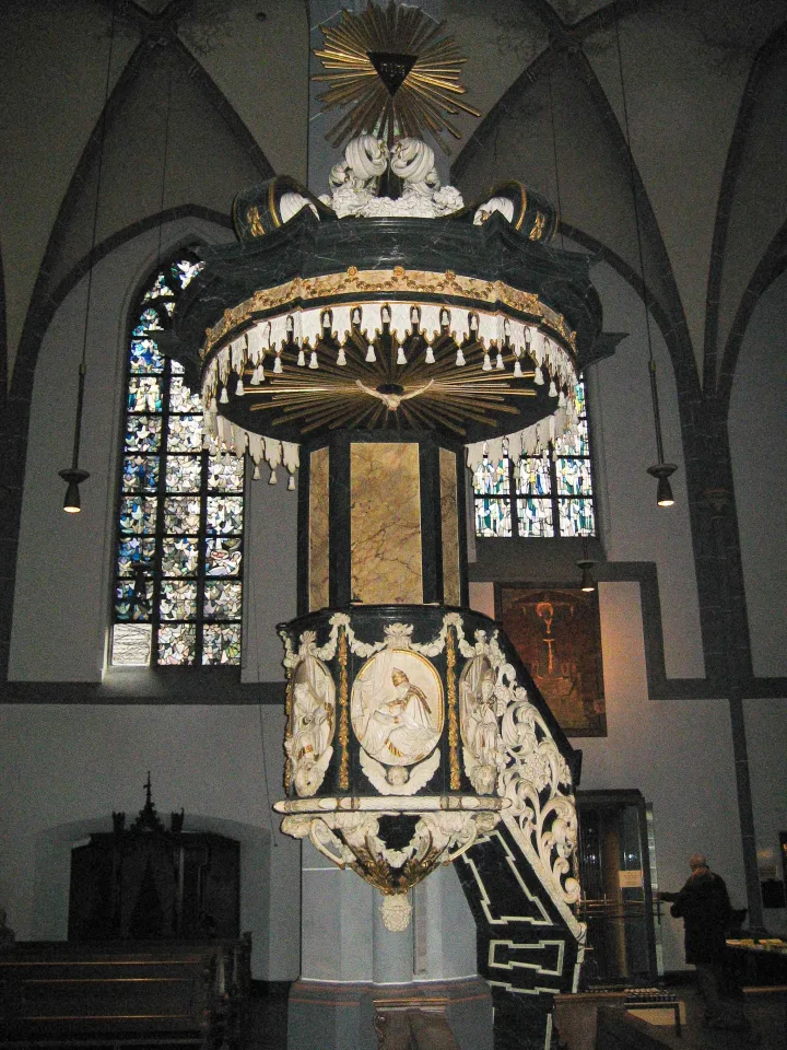 Preekstoel in St Lambertuskirche, Dusseldorf