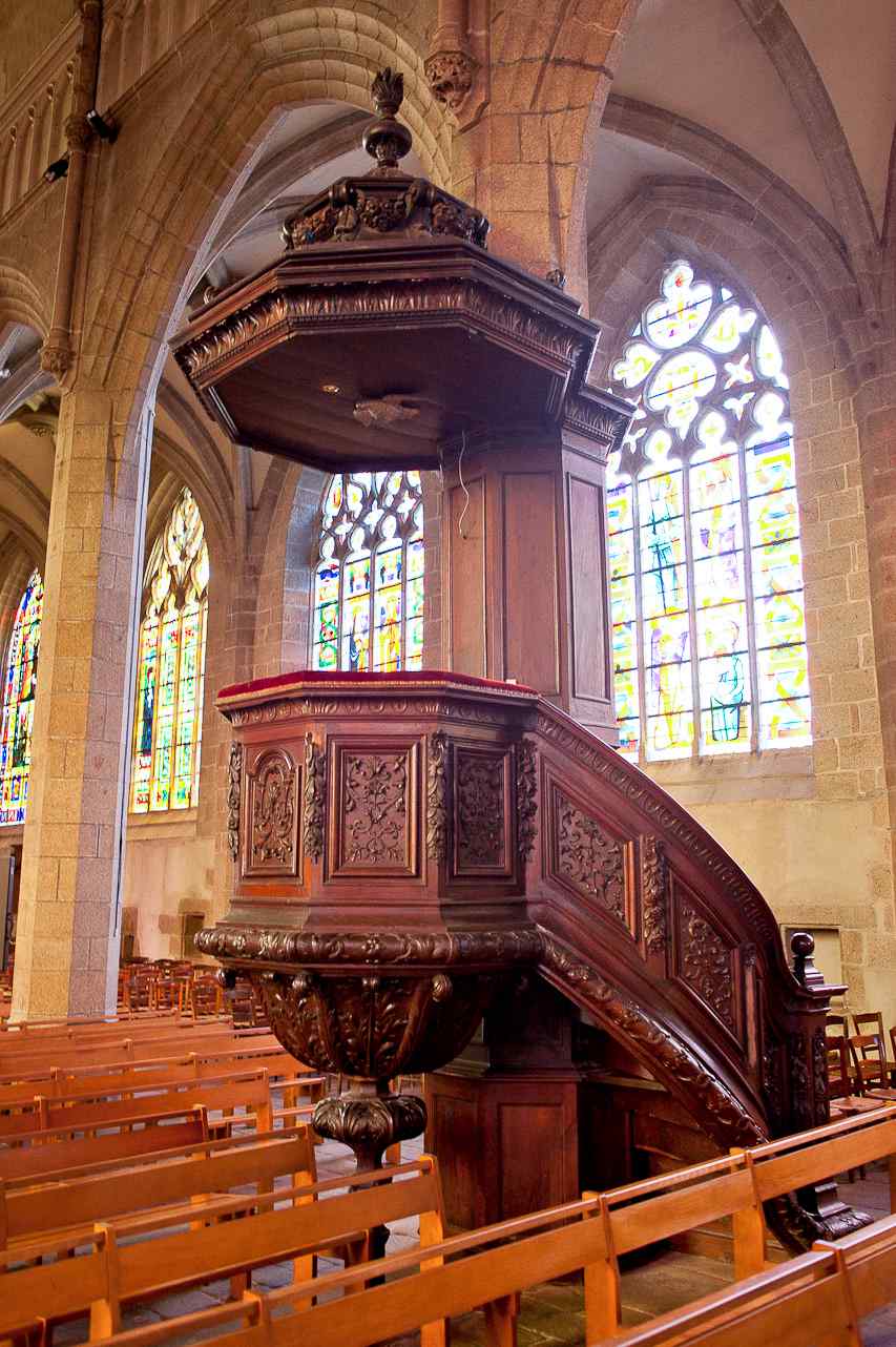 Preekstoel in Eglise Saint-Leonard de Fougeres, Fougeres