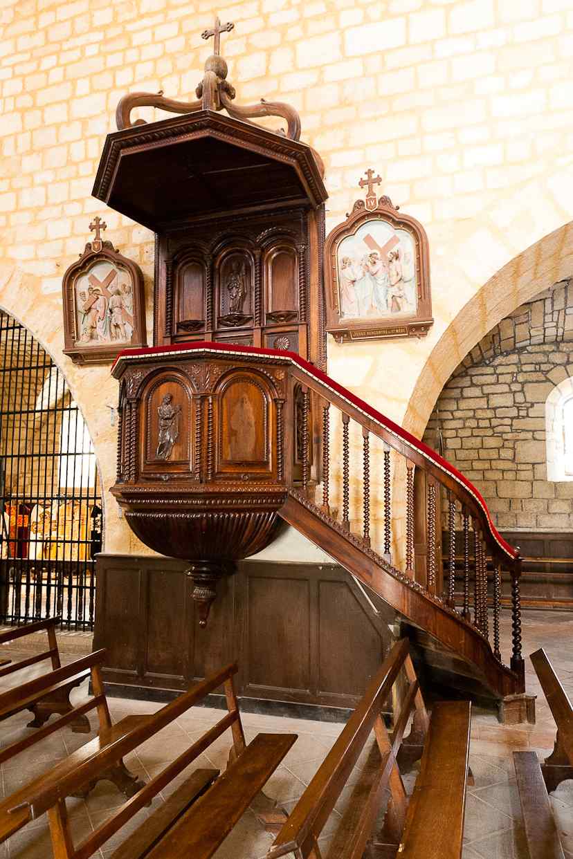 Preekstoel in Eglise Notre Dame de la Assomption, Domme