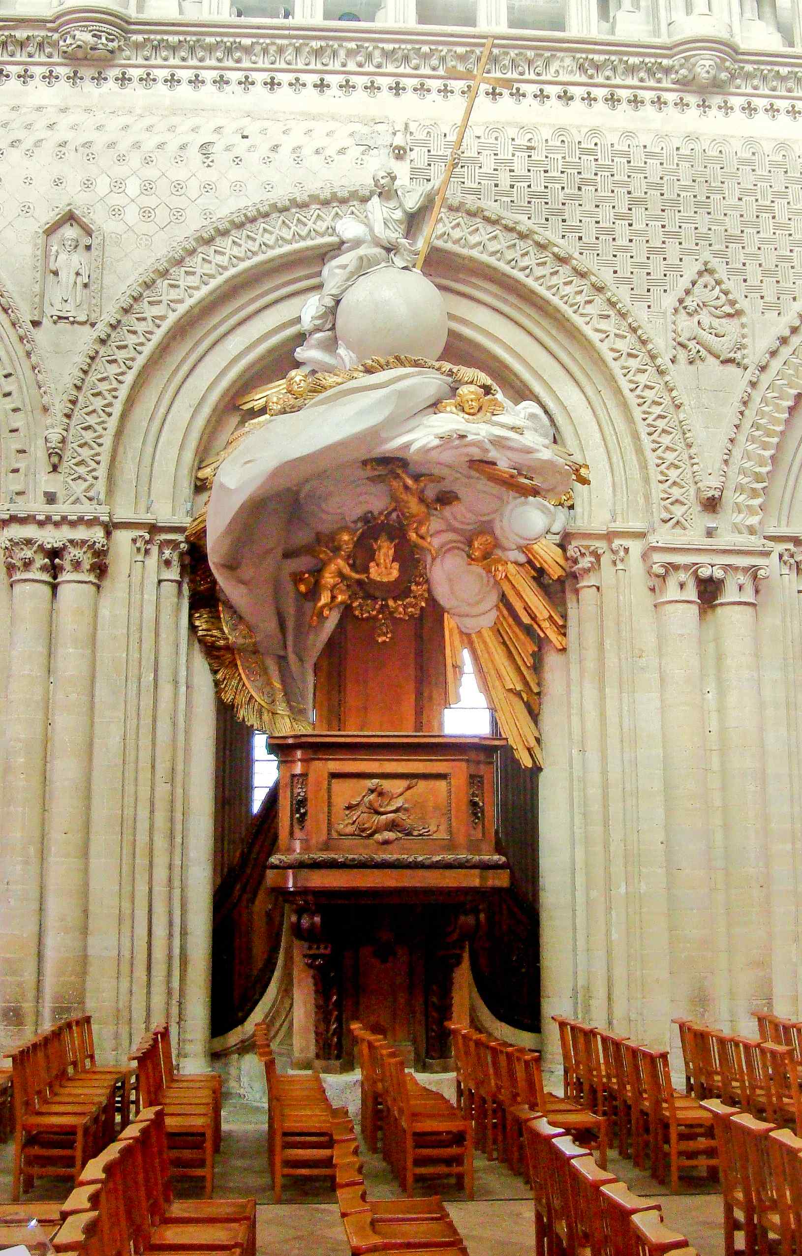 Preekstoel in cathedrale Notre-Dame de Bayeux, Bayeux