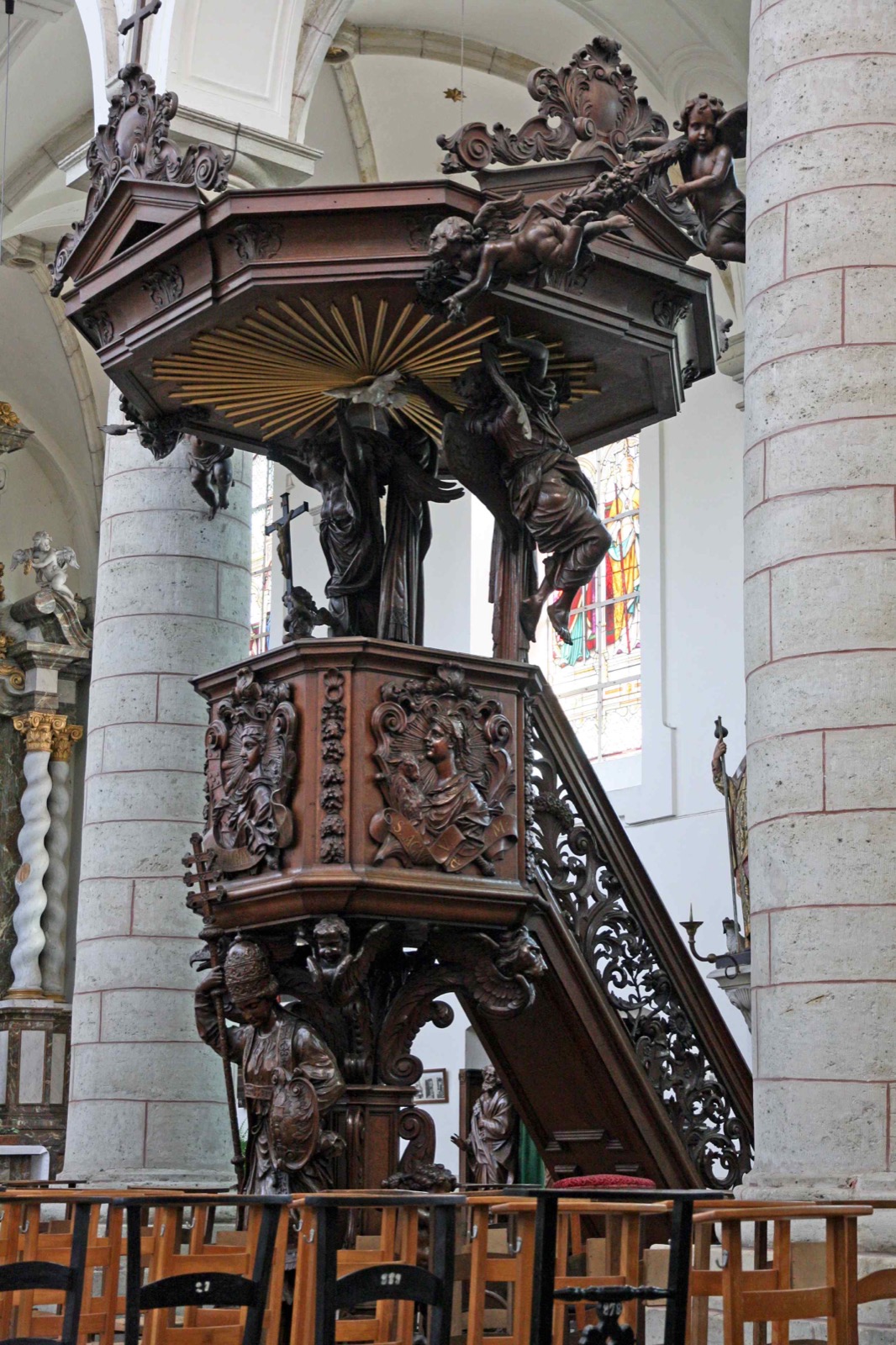 Preekstoel in Begijnhofkerk Sint-Jan, Hoogstraten
