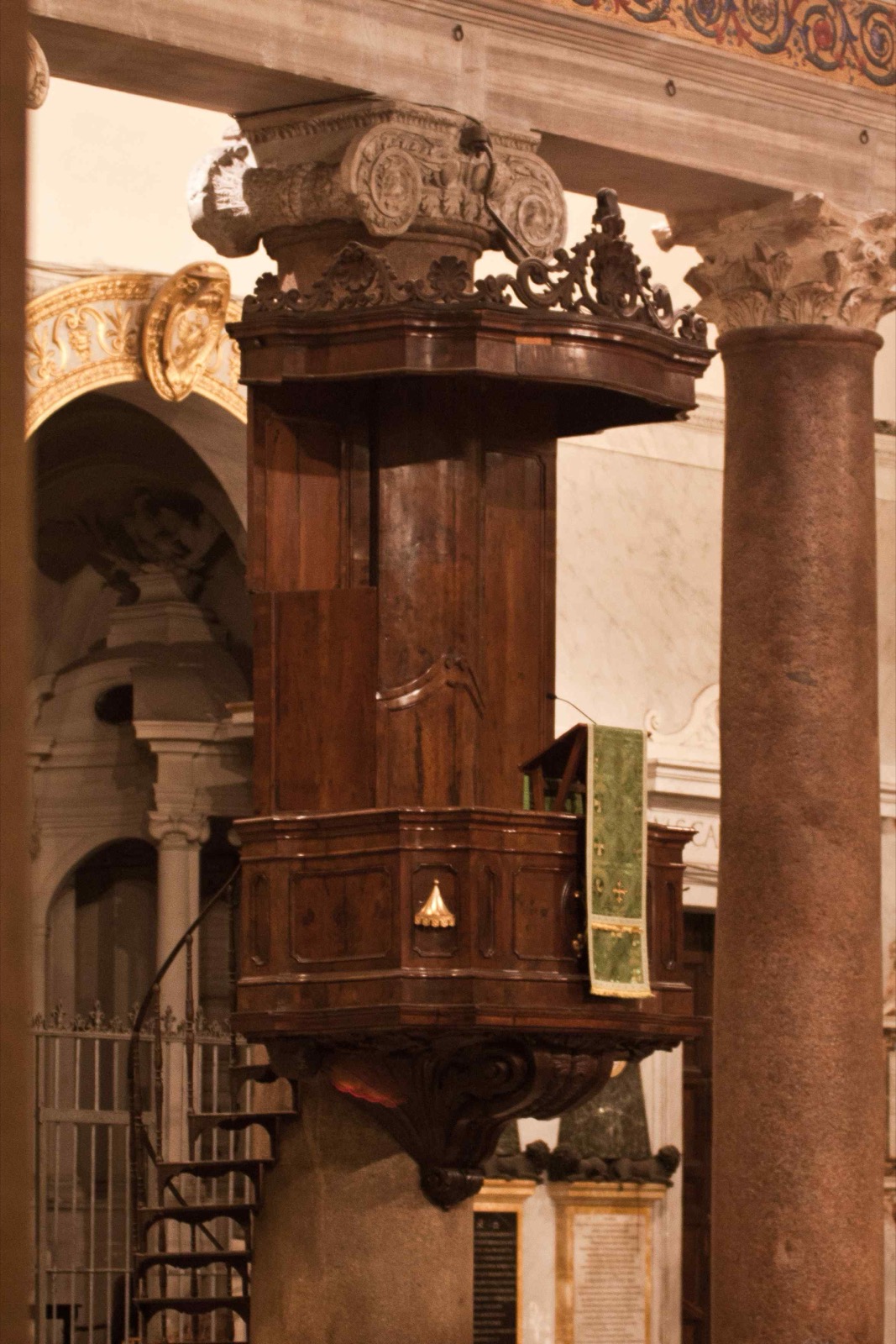 Preekstoel in Santa Maria in Trastevere, Rome