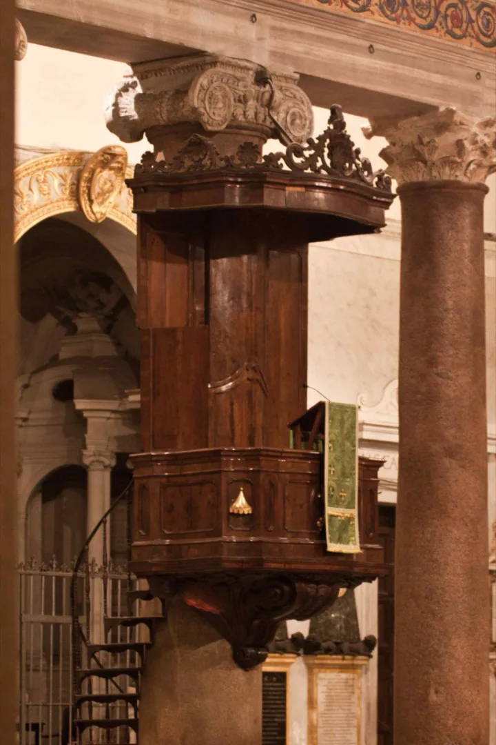Preekstoel in Santa Maria in Trastevere, Rome