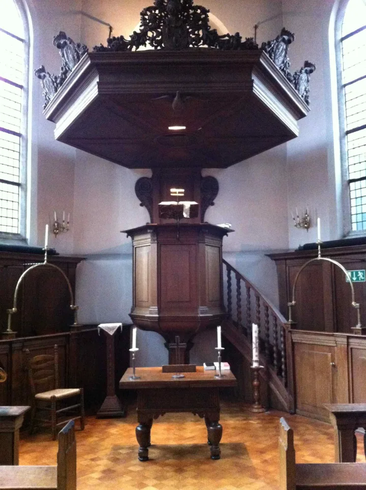 Preekstoel in Sint-Joostkapel, Gouda
