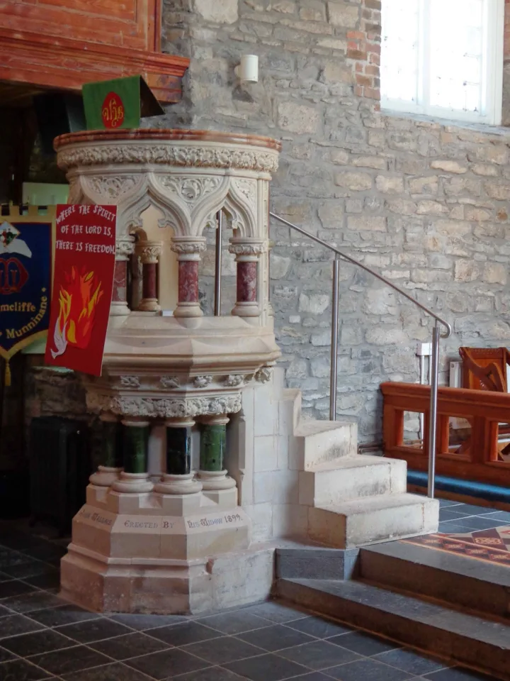 Preekstoel in St Columba Church, Drumcliffe