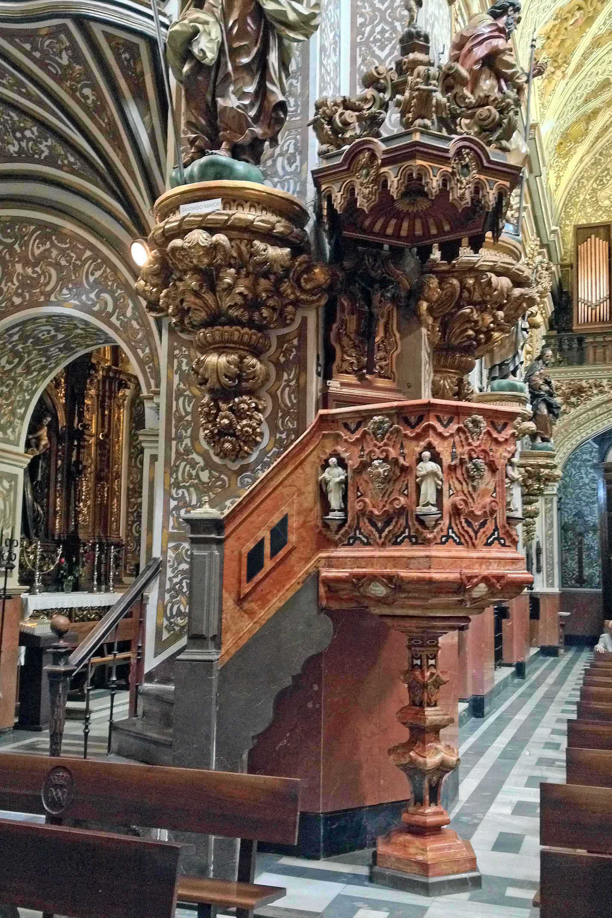 Preekstoel in Basilica de Nuestra Senora de las Angustias, Granada