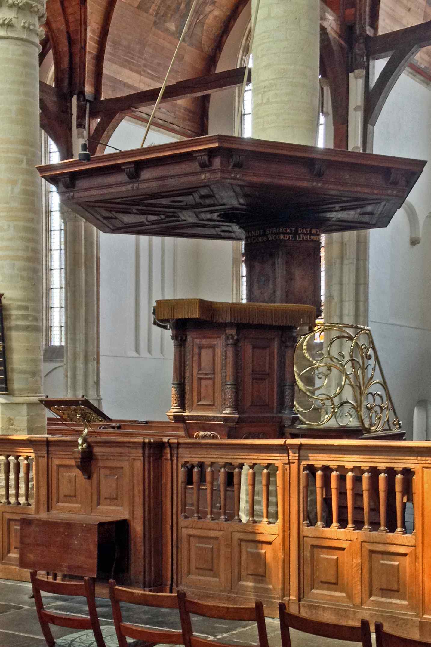 Preekstoel in Oude Kerk - dooptuin, Amsterdam