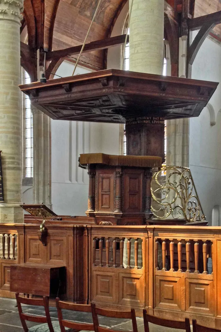 Preekstoel in Oude Kerk - dooptuin, Amsterdam