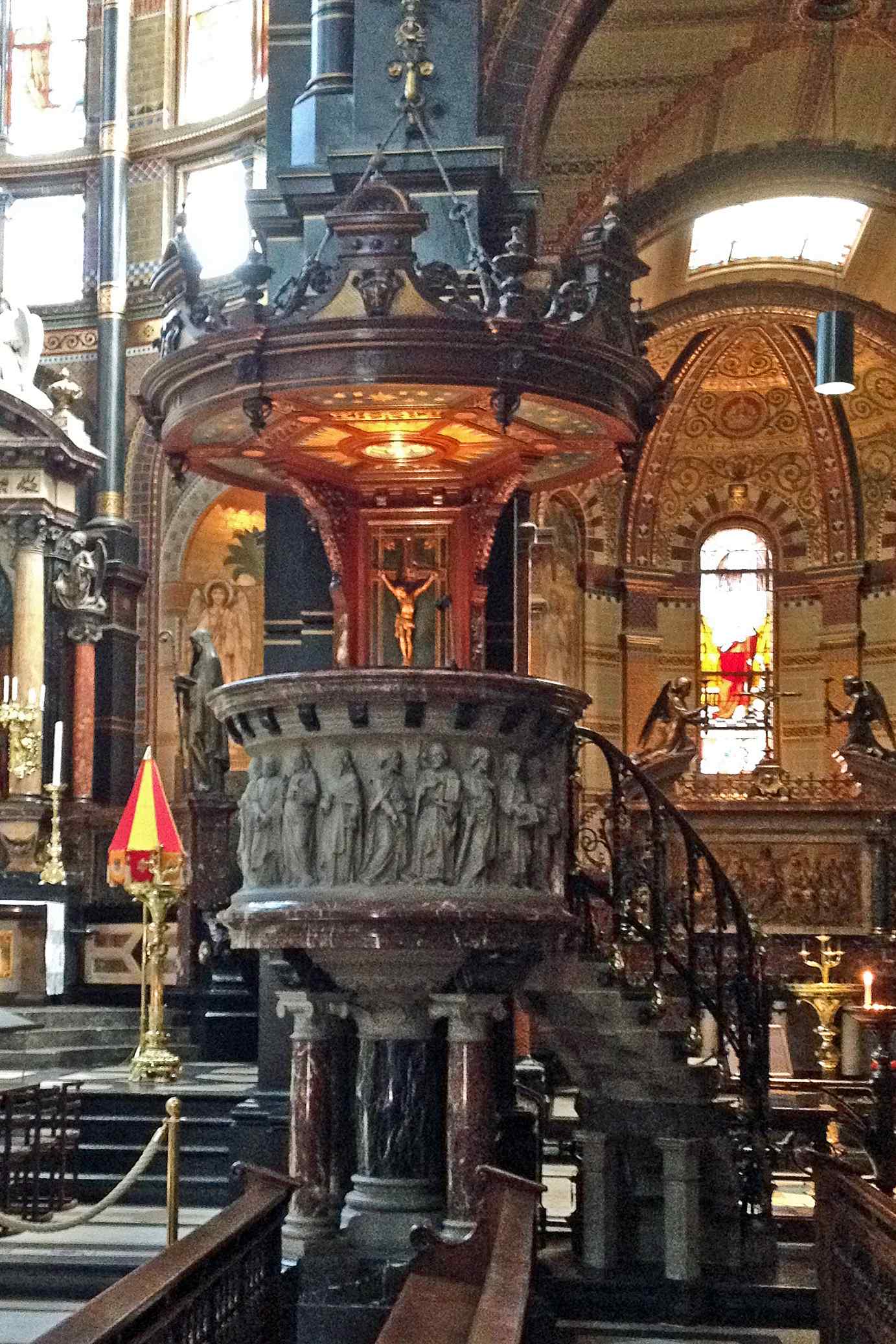 Preekstoel in St Nicolaas basiliek, Amsterdam
