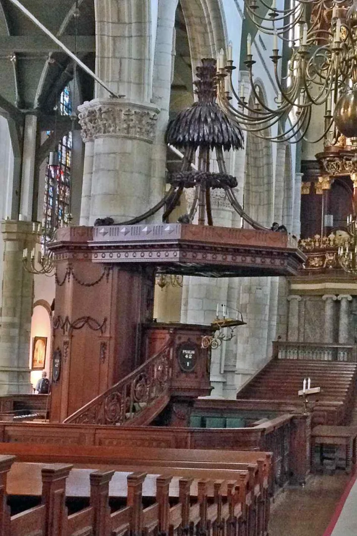 Preekstoel in Sint-Janskerk - dooptuin, Gouda