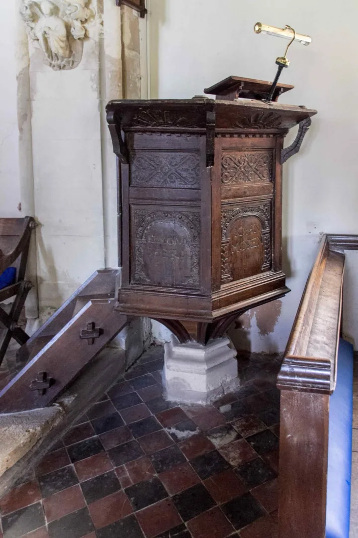 Preekstoel in Church of St James the Great, Saul