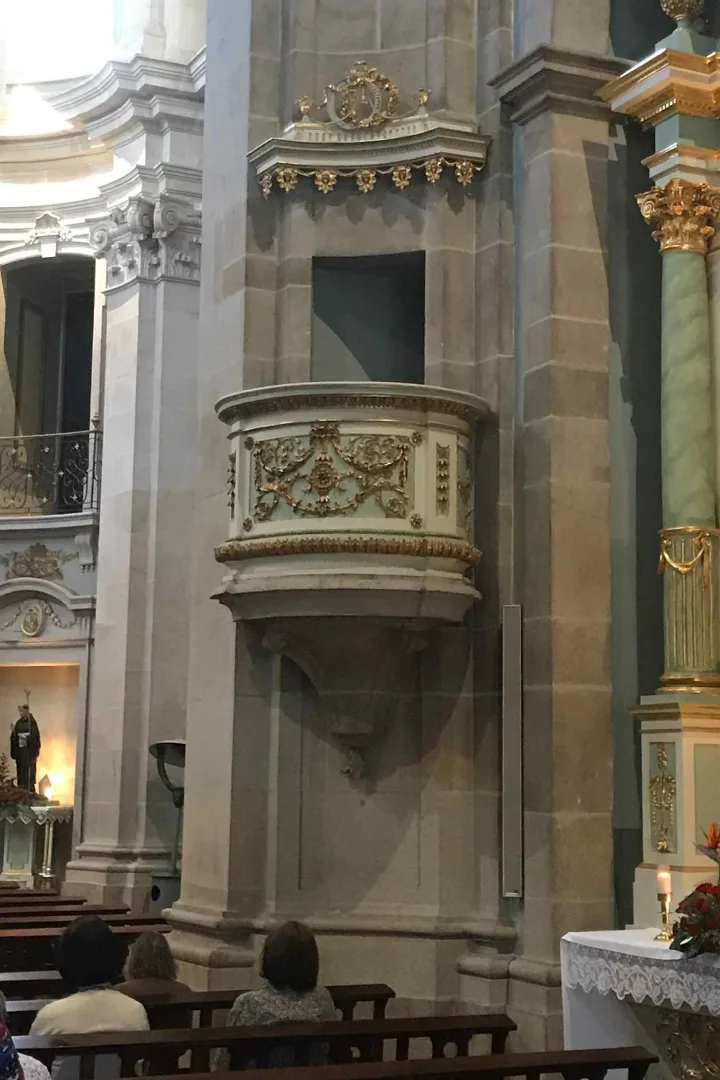 Preekstoel in Igreja de Sao Marcos, 4700-308 Braga