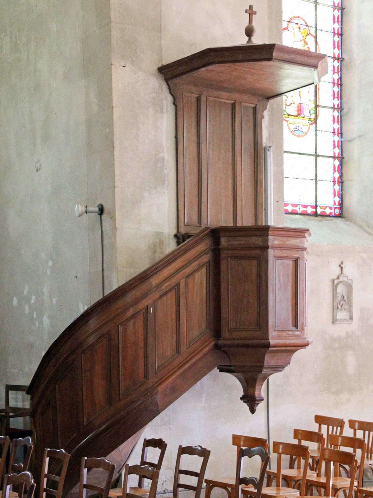 Preekstoel in Eglise Notre Dame, Apremont sur Allier