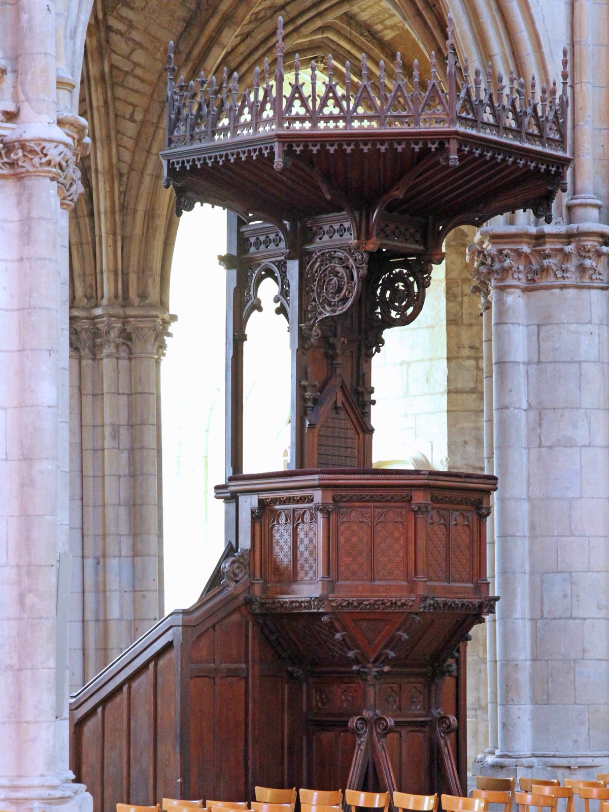 Preekstoel in Cathedrale St Cyr et Ste Julitte, Nevers