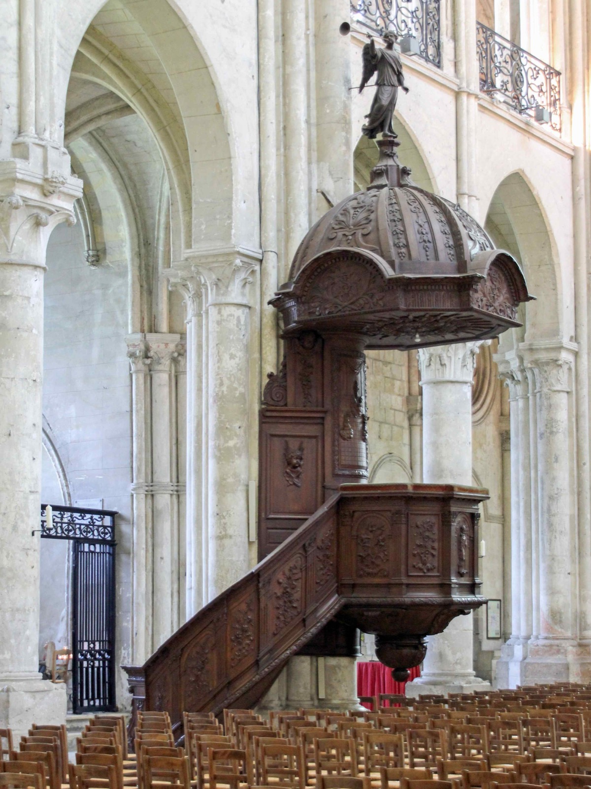 Preekstoel in Cathedrale Notre Dame, Noyon