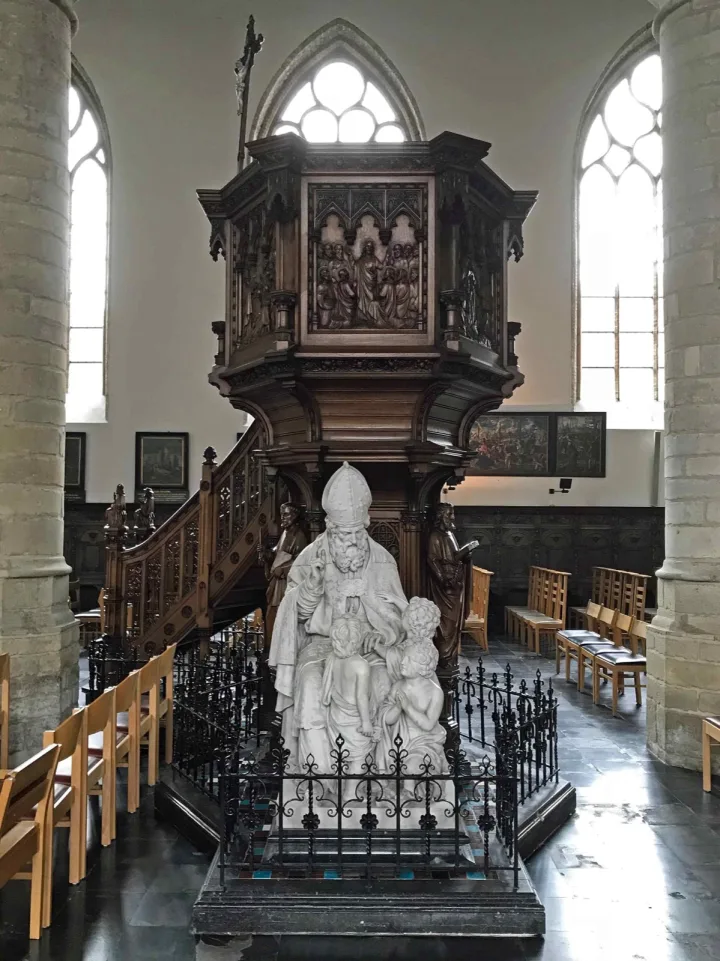 Preekstoel in Sint Niklaaskerk, Veurne